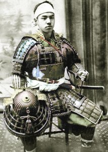 Samurai van Oud Japan bewapend met volledige lichaamsbepantsering, ca. 1880 (handgekleurde albuminefoto)